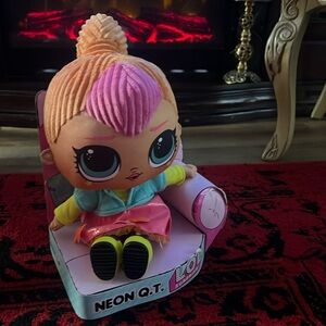Brand new collectible LOL NEON Q.T surprise!